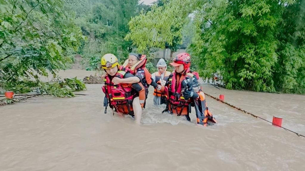 在忠縣，救援人員正在轉(zhuǎn)移受災(zāi)群眾。新華社發(fā)