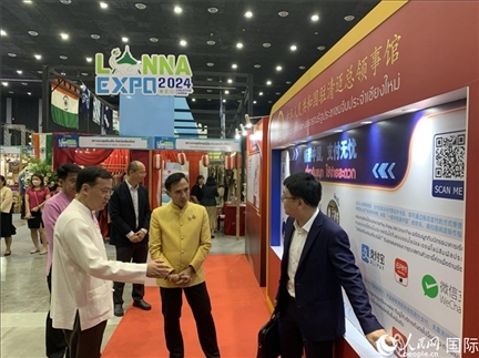 7月9日，中國(guó)駐清邁總領(lǐng)事陳海平與清邁副府尹威拉蓬等共同參觀以“暢游中國(guó)、支付無(wú)憂”為主題的中國(guó)展位。人民網(wǎng)記者章念生攝