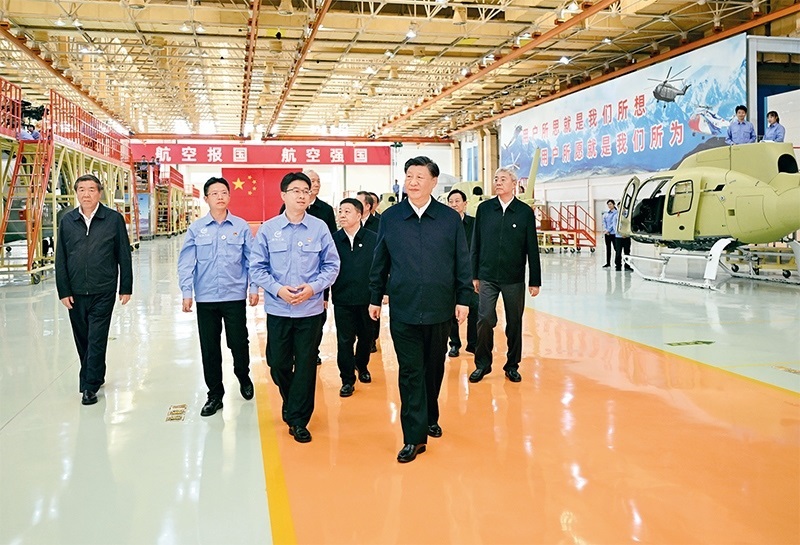 2023年10月10日至13日，中共中央總書記、國家主席、中央軍委主席習近平在江西考察。這是11日上午，習近平在景德鎮(zhèn)市昌河飛機工業(yè)（集團）有限公司考察。 新華社記者 燕雁/攝