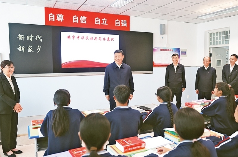 2024年6月18日至19日，中共中央總書記、國家主席、中央軍委主席習近平在青?？疾?。這是18日下午，習近平在果洛西寧民族中學高一（1）班觀摩“新時代、新家鄉(xiāng)”主題思政課。 新華社記者 鞠鵬/攝
