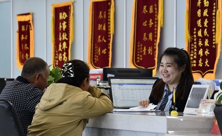 2024年3月25日，北京市大興區(qū)龐各莊鎮(zhèn)政務(wù)服務(wù)中心的工作人員耐心為群眾解答問(wèn)題。大興區(qū)龐各莊鎮(zhèn)政務(wù)服務(wù)中心用“最多跑一次”的工作理念為企業(yè)和群眾提供了便利化、精準(zhǔn)化、個(gè)性化的衍生服務(wù)。新華社記者 李欣 攝