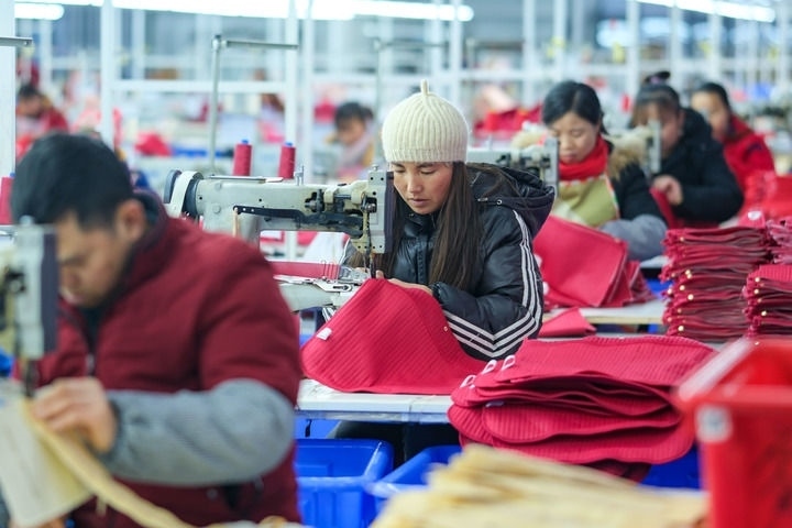 2024年1月18日，社區(qū)居民在紅安社區(qū)的鄉(xiāng)村振興就業(yè)車間工作。紅安社區(qū)是由易地搬遷安置區(qū)單獨(dú)成立的新社區(qū)，位于湖南省湘西土家族苗族自治州鳳凰縣禾庫(kù)鎮(zhèn)。新華社記者 張鋮 攝