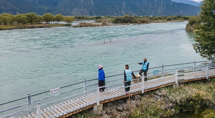 西藏雅尼國(guó)家濕地公園管護(hù)員在巡護(hù)途中小憩（無(wú)人機(jī)照片，2023年9月8日攝）。新華社記者 丁增尼達(dá) 攝