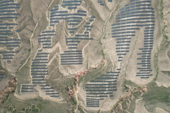 通渭縣10萬(wàn)千瓦集中式光伏發(fā)電項(xiàng)目。新華社記者 張睿 攝