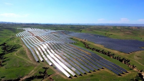 紅寺堡區(qū)發(fā)展光伏產(chǎn)業(yè)。新華社發(fā)（康國(guó)慶 攝）