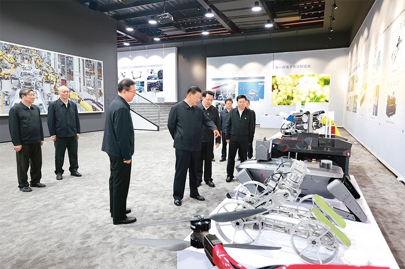 2024年4月22日至24日，中共中央總書記、國家主席、中央軍委主席習近平在重慶考察。這是22日下午，習近平參觀重慶科技創(chuàng)新和產(chǎn)業(yè)發(fā)展成果展示。 新華社記者 王曄/攝