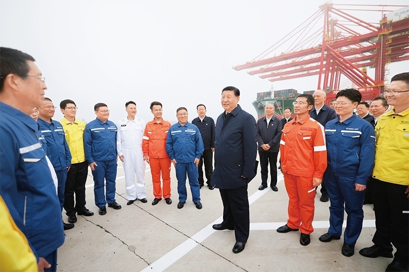 2024年5月22日至24日，中共中央總書記、國家主席、中央軍委主席習近平在山東考察。這是22日下午，習近平在日照港親切慰問港口科技工作者、運營人員、航運人員。 新華社記者 鞠鵬/攝