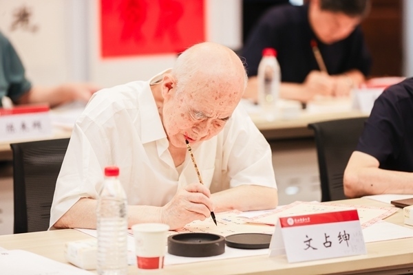 陜西師范大學(xué)毛筆手寫錄取通知書現(xiàn)場(chǎng)。校方供圖