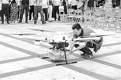 郵政工作人員取出無人機配送的高考錄取通知書。華南理工大學(xué)供圖