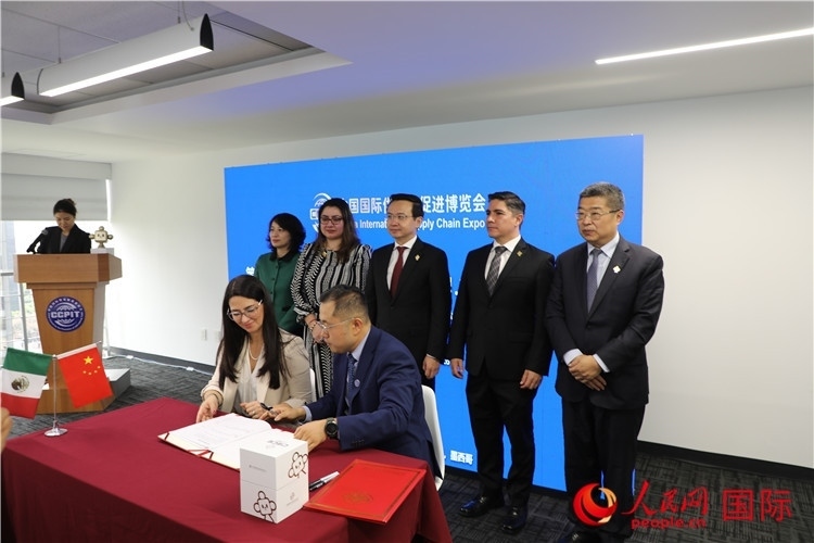 與會嘉賓簽署關(guān)于共同促進(jìn)墨西哥企業(yè)參加第二屆鏈博會合作備忘錄。人民網(wǎng) 埃內(nèi)斯托·多明戈斯攝