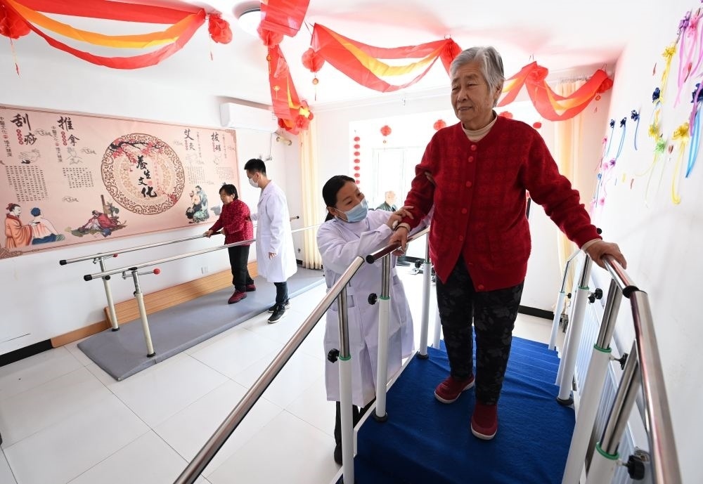 在河北省香河縣安平鎮(zhèn)運河新村醫(yī)養(yǎng)中心，老年人在進行康復訓練（2024年2月29日攝）。新華社記者 王曉 攝