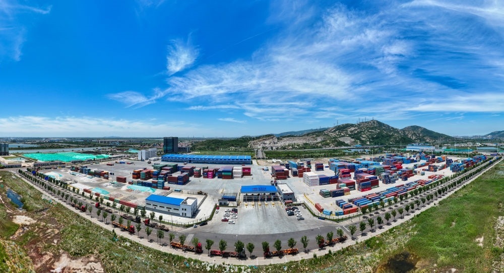 2024年6月26日拍攝的位于江蘇省連云港市連云區(qū)的上合組織（連云港）國際物流園內的中國外運集裝箱場站（無人機照片）。上合組織（連云港）國際物流園是連云港建設“一帶一路”交匯點強支點和上合組織國家出海基地的重要平臺載體。新華社記者 季春鵬 攝