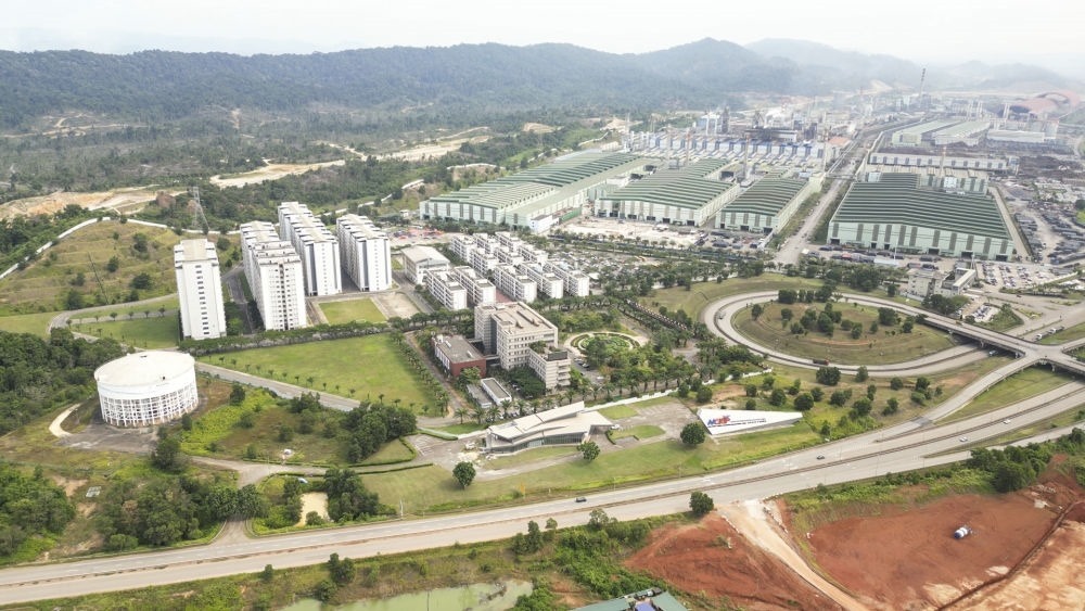 這是2024年6月13日在馬來西亞彭亨州拍攝的馬中關丹產業(yè)園（無人機照片）。新華社記者 程一恒 攝