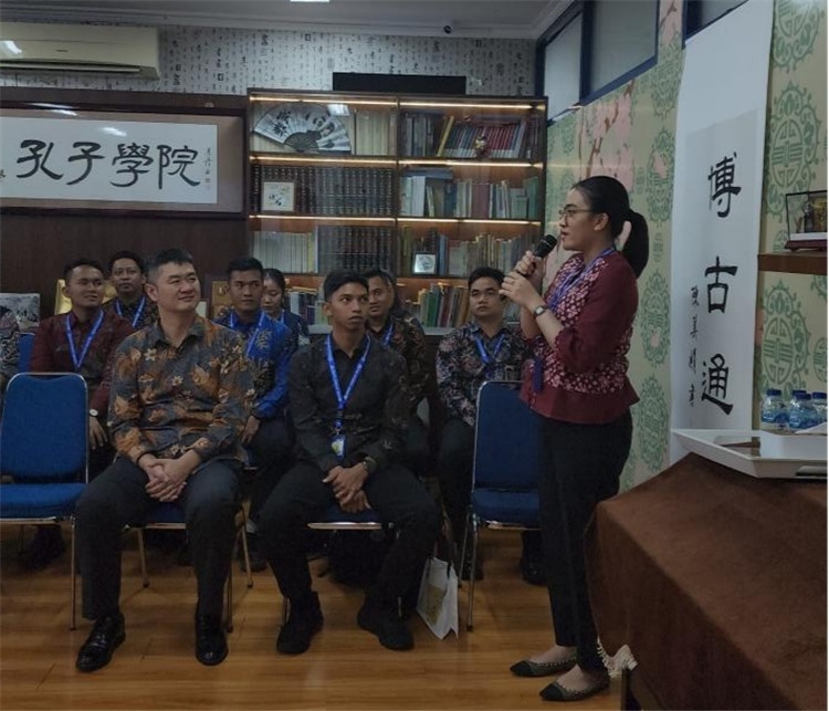 警察學(xué)員用漢語(yǔ)進(jìn)行自我介紹 ?；顒?dòng)主辦方供圖