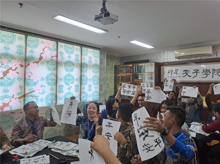 警察學(xué)員們展示書法學(xué)習(xí)成果。活動(dòng)主辦方供圖