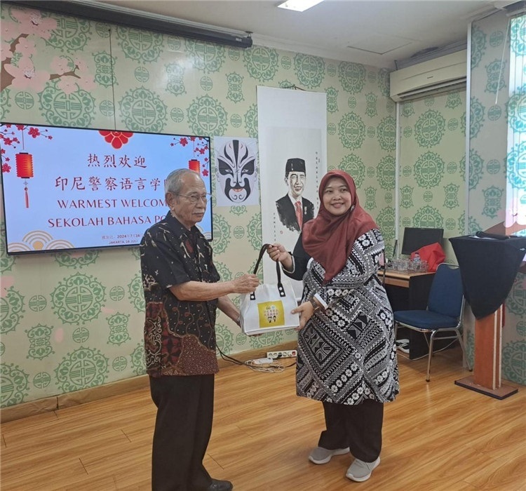 拉哈尤·蘇珊蒂與穆尼交換禮品。活動(dòng)主辦方供圖