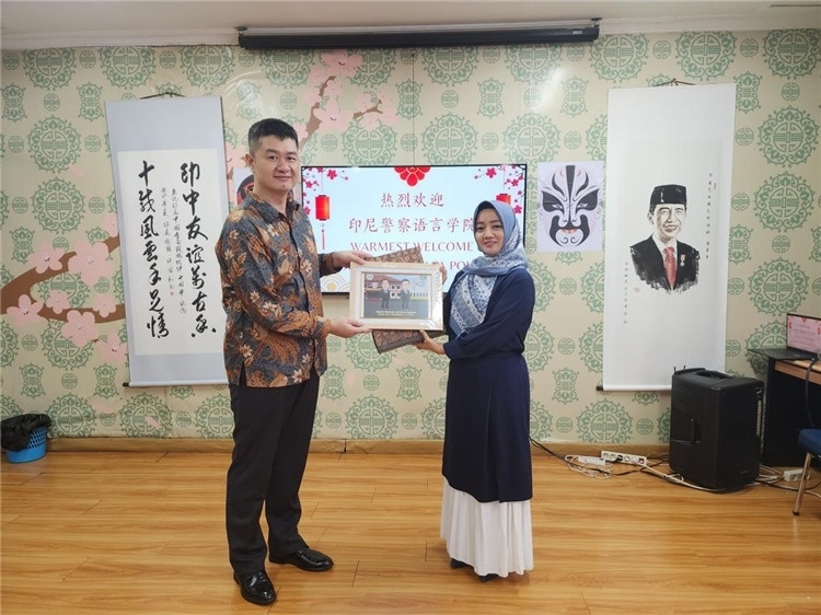 警察語(yǔ)言學(xué)院老師與王大昕交換禮品?；顒?dòng)主辦方供圖