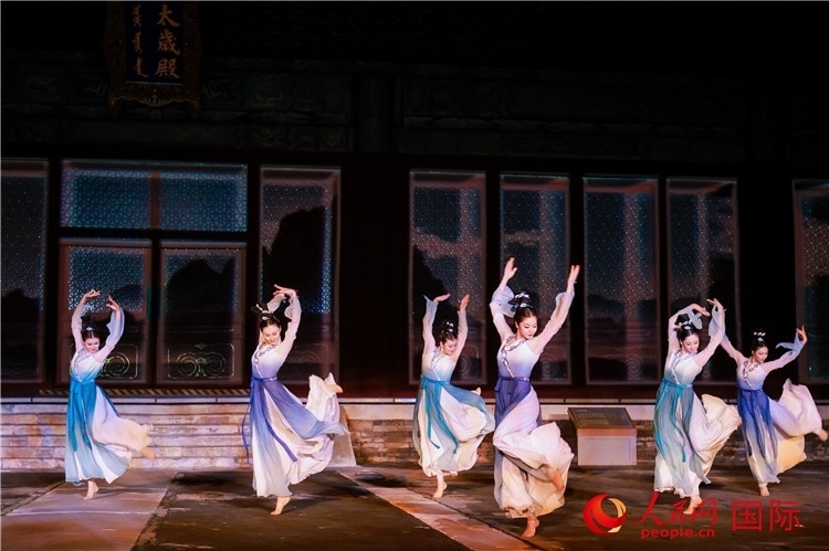 “光影北京——2024世界燈光師大會(huì)”開幕式當(dāng)晚的燈光秀表演。人民網(wǎng)記者 趙益普攝