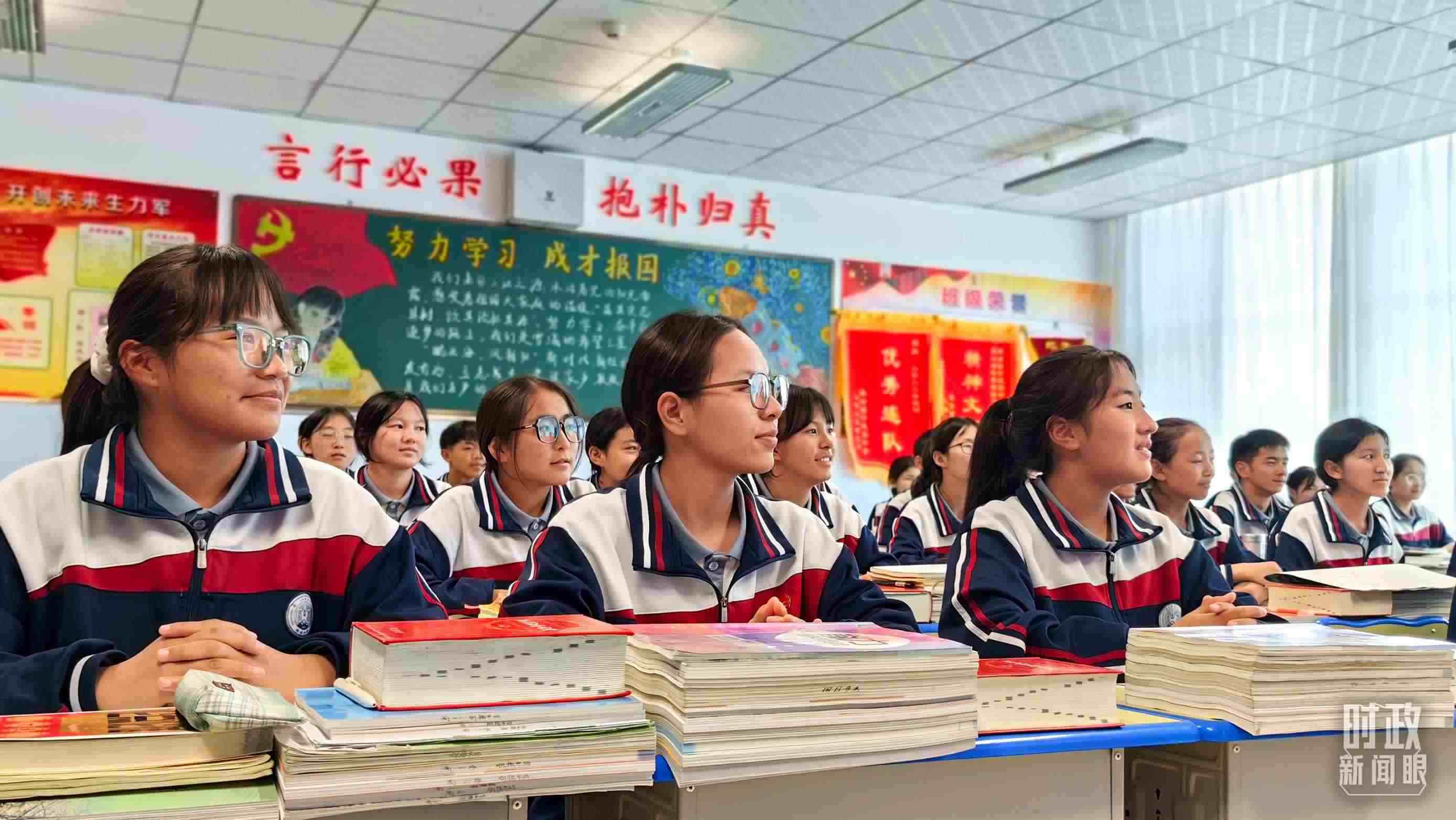 △果洛西寧民族中學(xué)高一（1）班的“新時代、新家鄉(xiāng)”主題思政課。（總臺央視記者段德文拍攝）