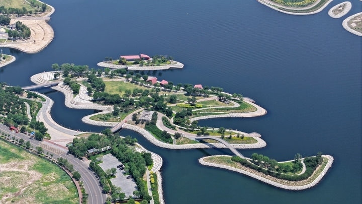 這是2024年6月28日拍攝的天津市濱海新區(qū)南灣公園一景（無人機(jī)照片）。新華社記者 李然 攝