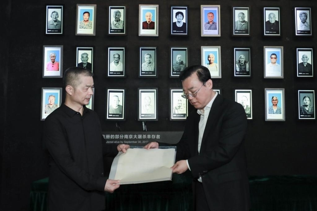 南京大屠殺幸存者高如琴的兒子向軍向侵華日軍南京大屠殺遇難同胞紀(jì)念館捐贈高如琴老人相關(guān)物品。（侵華日軍南京大屠殺遇難同胞紀(jì)念館供圖）
