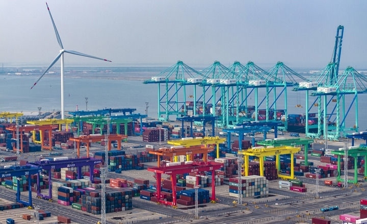 2024年7月3日，一艘集裝箱貨輪停靠在天津港“智慧零碳”碼頭（無人機(jī)照片）。新華社記者 趙子碩 攝