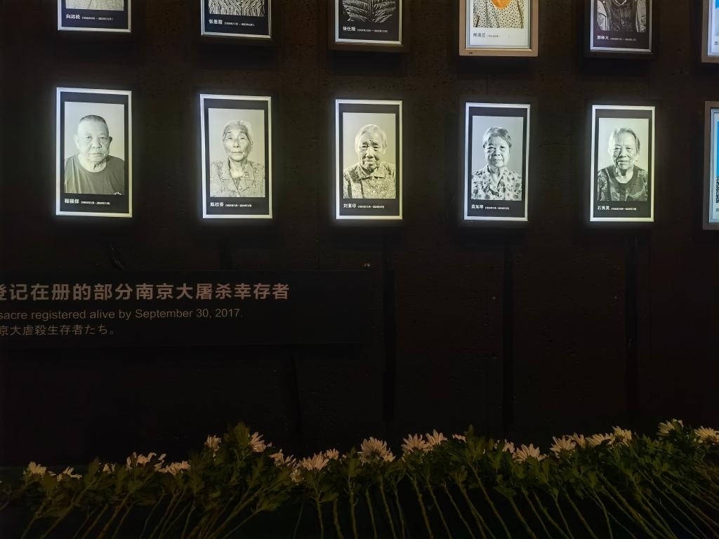 7月18日，侵華日軍南京大屠殺遇難同胞紀(jì)念館內(nèi)舉行“熄燈”悼念儀式，為今年離世的5位幸存者老人送行。新華社記者邱冰清 攝