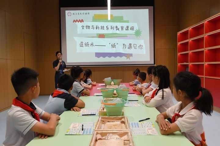 2024年5月18日，小學(xué)生在陜西歷史博物館秦漢館參加“文物與科技”系列教育課程。新華社記者 李一博 攝