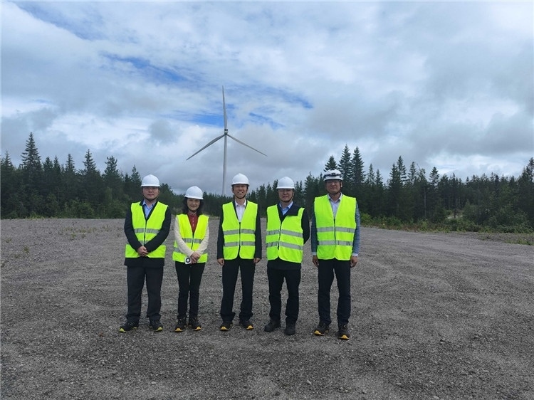 中國駐瑞典大使崔愛民（中）走訪中廣核歐能瑞典公司。中國駐瑞典大使館供圖