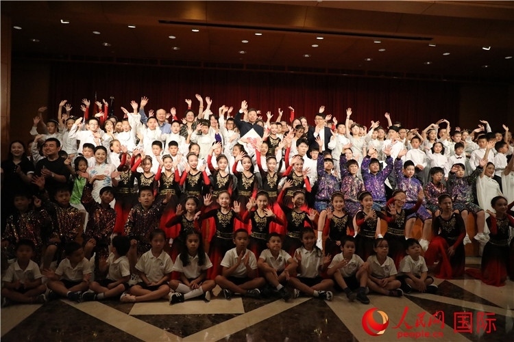 中美青少年藝術交流匯演活動結束后，嘉賓們與學生們合影。人民網(wǎng)記者 李志偉攝