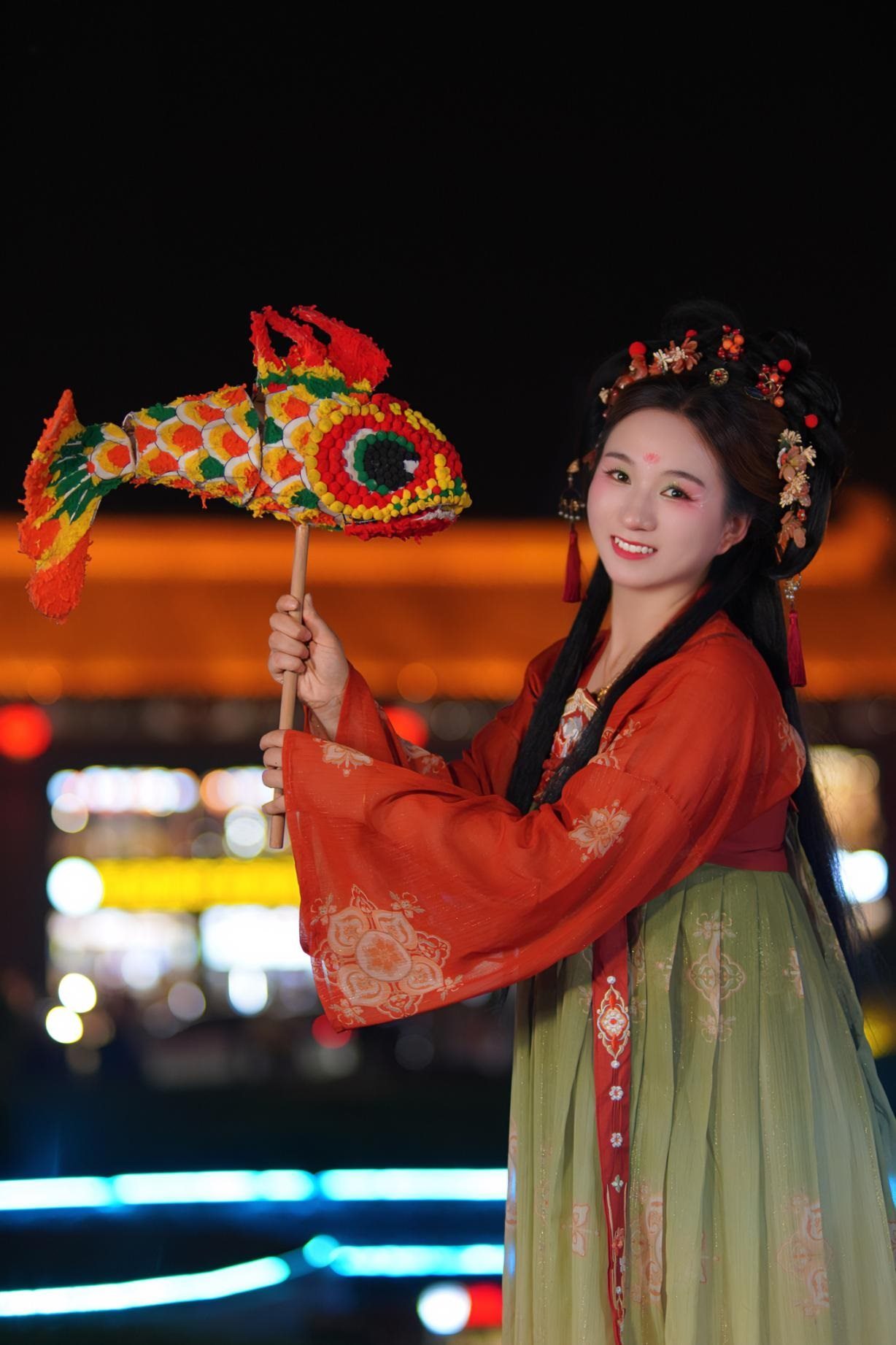 游客身穿漢服漫步在西安大唐不夜城。受訪者供圖