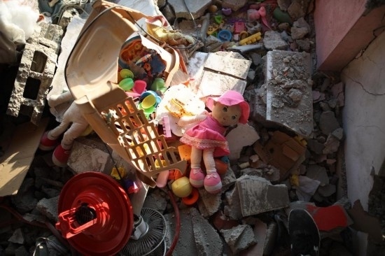 這是7月18日在加沙地帶中部努賽賴特難民營拍攝的遭到以軍襲擊的建筑廢墟。新華社發(fā)（馬爾萬·達(dá)烏德攝）