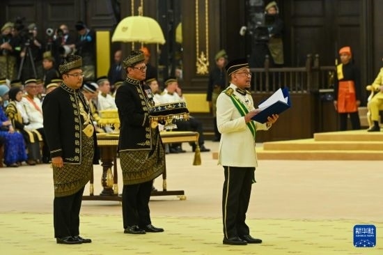  7月20日，馬來西亞總理安瓦爾（右）在吉隆坡出席最高元首登基儀式。新華社發(fā)（馬來西亞新聞局供圖）