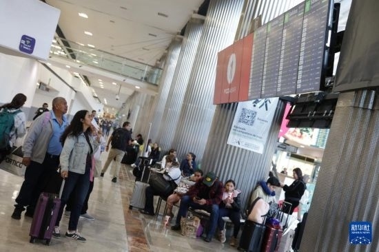 7月19日，在墨西哥首都墨西哥城的貝尼托·華雷斯國(guó)際機(jī)場(chǎng)，許多航班被延誤或取消，大量旅客在機(jī)場(chǎng)等待。新華社發(fā)（弗朗西斯科·卡涅多攝）