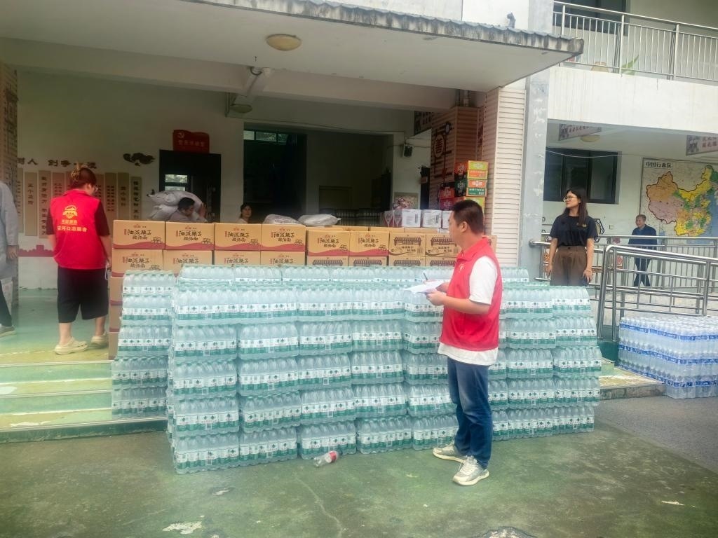 圖為愛心人士向鳳縣河口鎮(zhèn)中心小學(xué)捐贈的物資。新華社記者 劉彤 攝