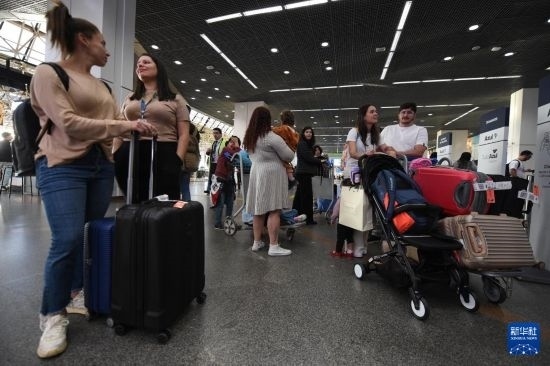 7月19日，受影響航班的旅客在巴西首都巴西利亞機(jī)場(chǎng)等待。新華社發(fā)（盧西奧·塔沃拉 攝）