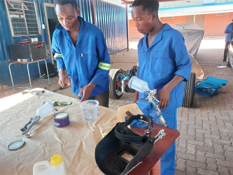 南非學(xué)生認(rèn)真改造“老爺車”。索尚古夫技術(shù)高中供圖