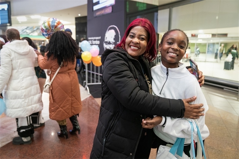 學(xué)生與家長(zhǎng)相擁歡慶。希拉茲·莫林?jǐn)z