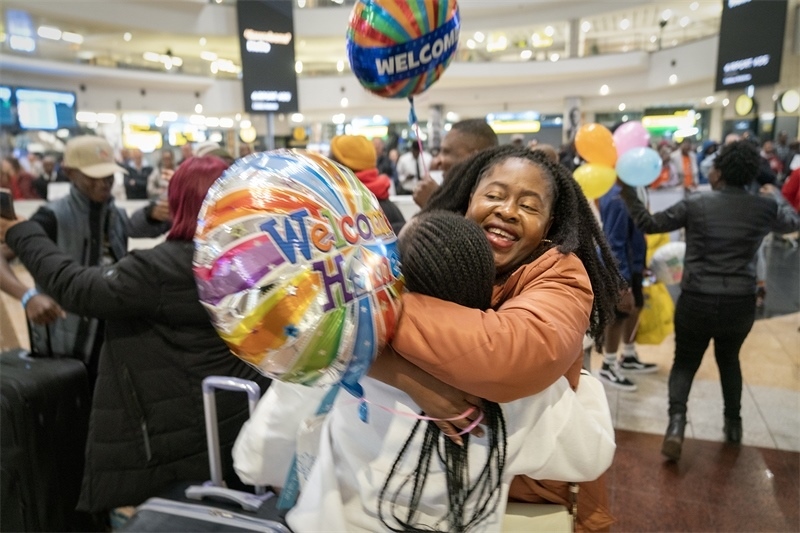 學(xué)生與家長(zhǎng)相擁歡慶。希拉茲·莫林?jǐn)z