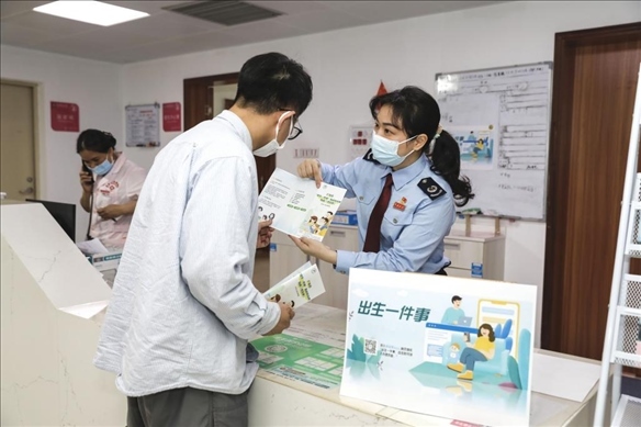 志愿者為葉先生介紹新生兒相關(guān)服務(wù)。云浮市稅務(wù)局供圖