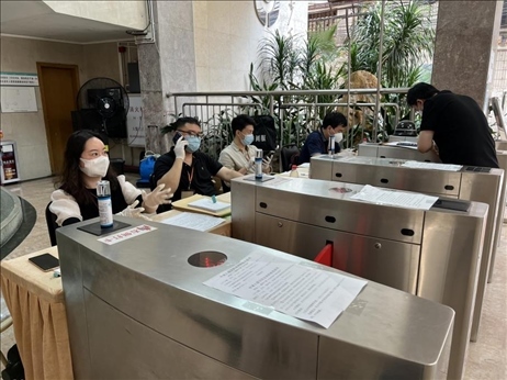 廣州市越秀區(qū)教育局現(xiàn)場審核返區(qū)生辦理材料，采用“提前網(wǎng)上預(yù)約、現(xiàn)場分批辦理”的方式進(jìn)行。廣州市越秀區(qū)教育局供圖