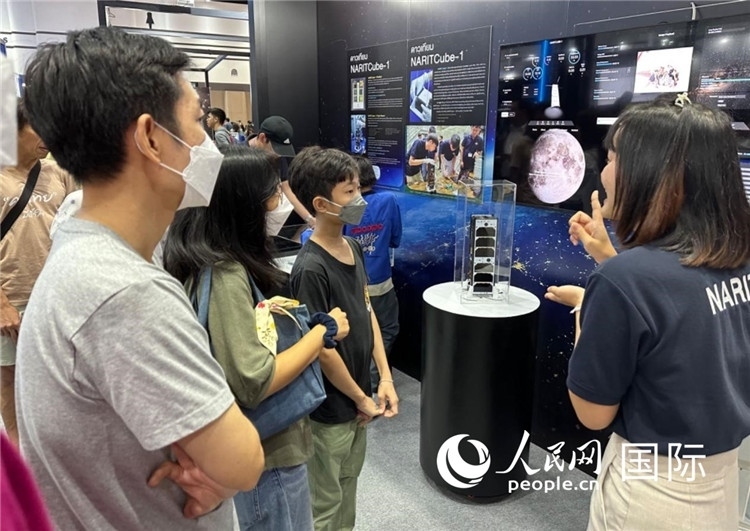 泰國國家天文研究所工作人員向觀眾科普天文知識。人民網(wǎng)記者 簡承淵攝