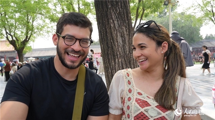 圖為巴拿馬籍游客阿德里安·岡薩雷斯（Adrian Gonzalez）（左）和丹尼斯·岡薩雷斯（Denisse Gonzalez）（右）。人民網(wǎng)記者 吳超嵐攝