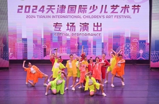 7月22日，來自俄羅斯的舞蹈團(tuán)演員在藝術(shù)節(jié)上展演。新華社記者 趙子碩 攝