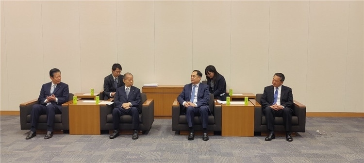 4月11日，楊萬(wàn)明會(huì)長(zhǎng)在東京會(huì)見日中友好議員聯(lián)盟會(huì)長(zhǎng)二階俊博（左二）。中國(guó)人民對(duì)外友好協(xié)會(huì)供圖