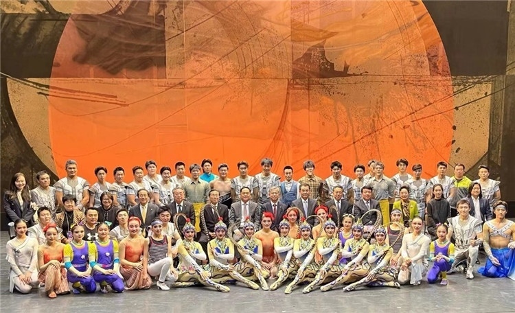 4月12日，中國(guó)人民對(duì)外友好協(xié)會(huì)會(huì)長(zhǎng)楊萬(wàn)明、駐日大使吳江浩及來(lái)自36國(guó)70位駐日使節(jié)代表等現(xiàn)場(chǎng)觀看中國(guó)雜技團(tuán)東京公演。中國(guó)人民對(duì)外友好協(xié)會(huì)供圖