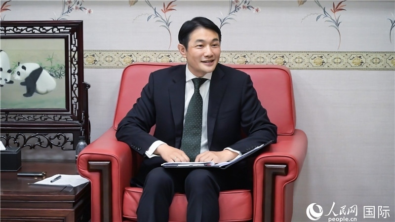 使館發(fā)言人畢海波公參介紹黨的二十屆三中全會情況并回答記者提問。人民網(wǎng) 郭錦標(biāo)攝