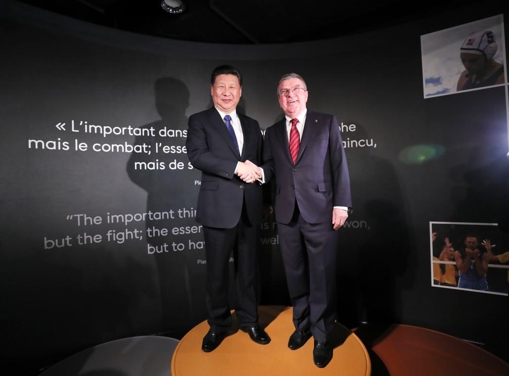 2017年1月18日，國家主席習近平在瑞士洛桑國際奧林匹克博物館會見國際奧林匹克委員會主席巴赫。這是習近平和巴赫在奧運冠軍領獎臺上合影。新華社記者 蘭紅光 攝