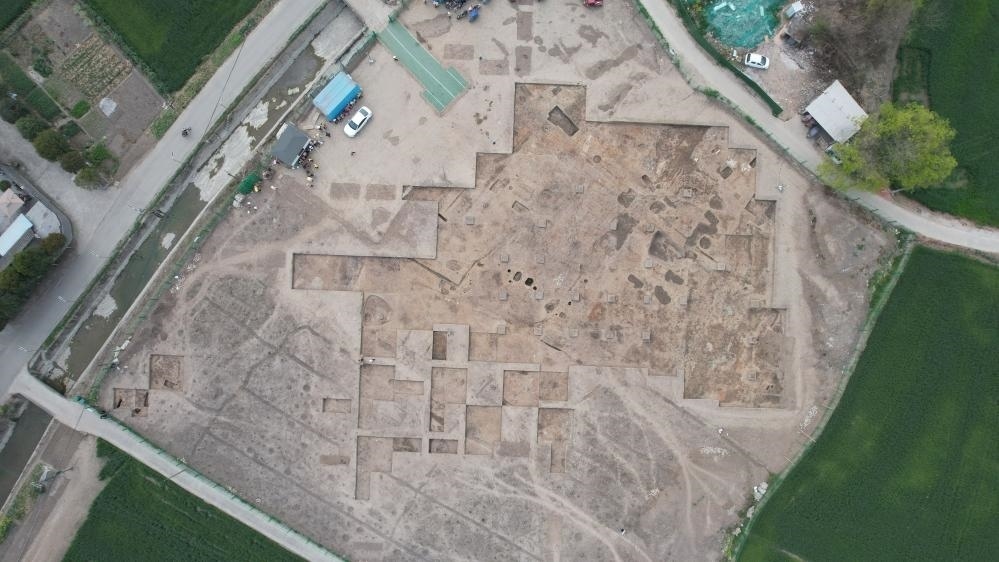 這是2024年3月23日拍攝的四川省廣漢市三星堆遺址發(fā)掘區(qū)（無人機照片）。新華社發(fā)（四川省文物考古研究院供圖）