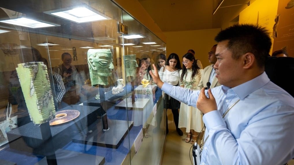 2024年6月14日，冉宏林在埃及開羅舉辦的“三星堆·金沙”主題數(shù)字展上向埃及公眾介紹三星堆文化。新華社發(fā)（四川省文物考古研究院供圖）